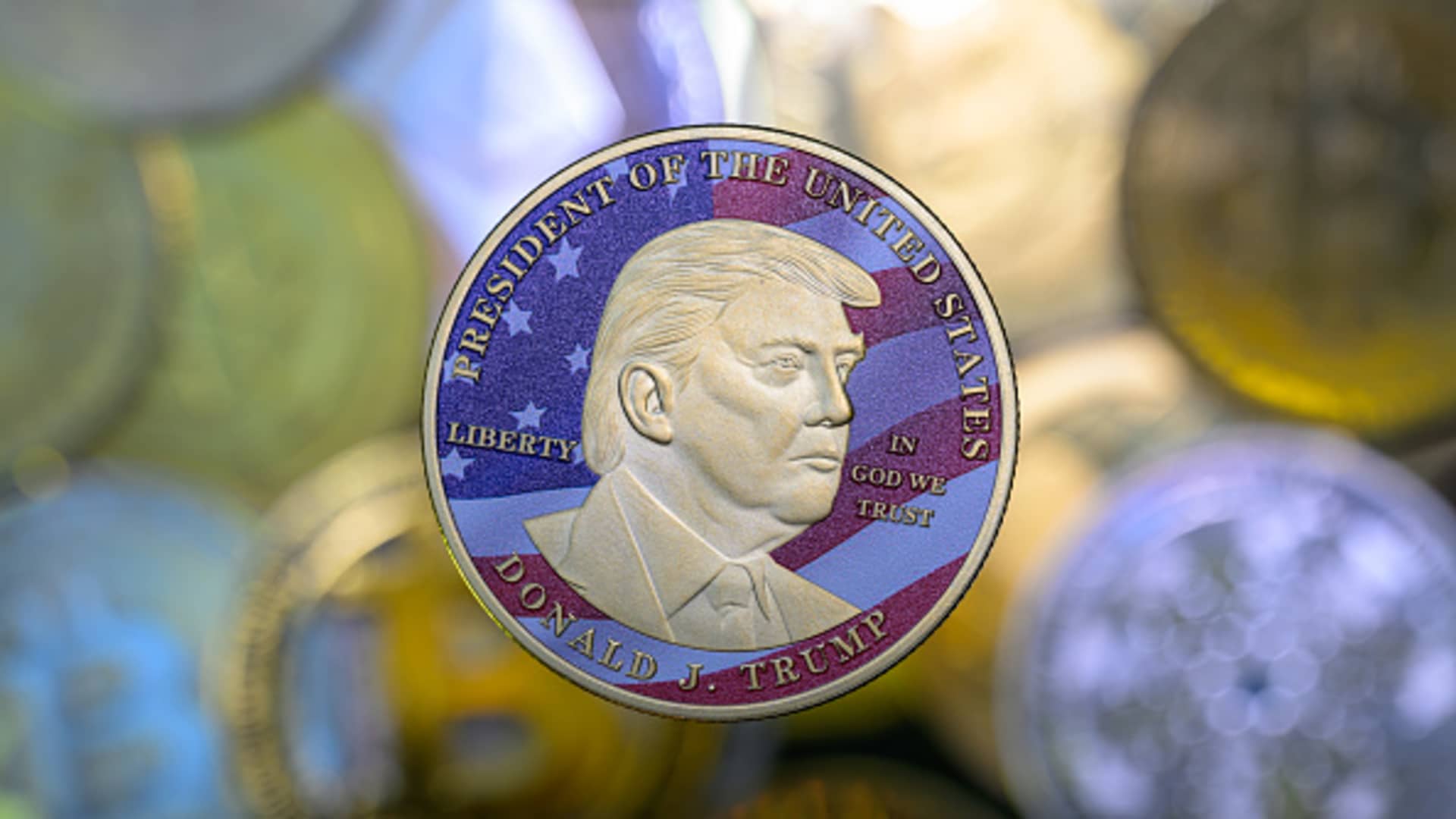 Trump dinner for meme coin traders prompts senators to interrogate ethics probe